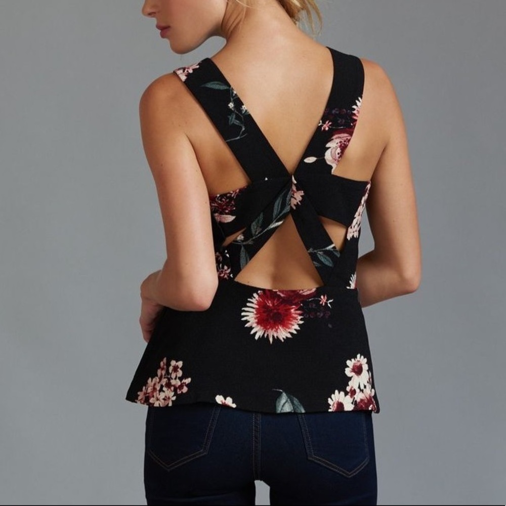 ✨3/$30✨ Dynamite Black Floral Peplum Top w Open Back | S​​